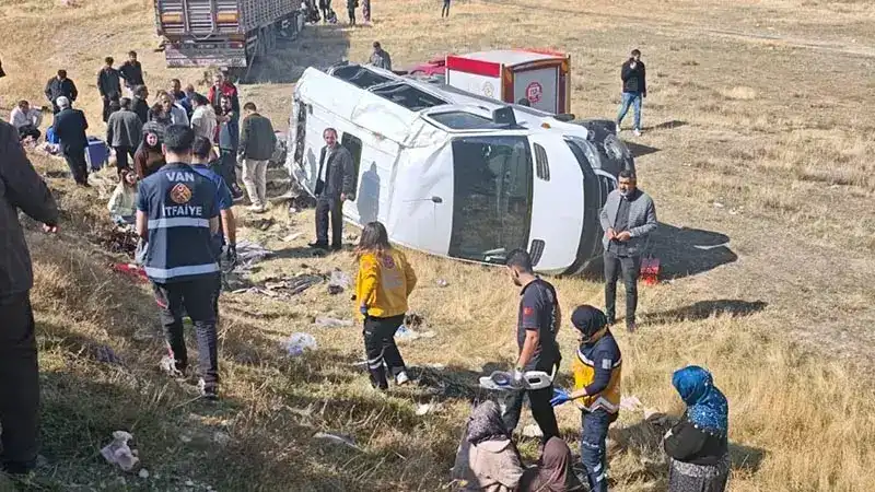 TIR'la yolcu minibüsü çarpıştı; 1'i ağır, 11 yaralı
