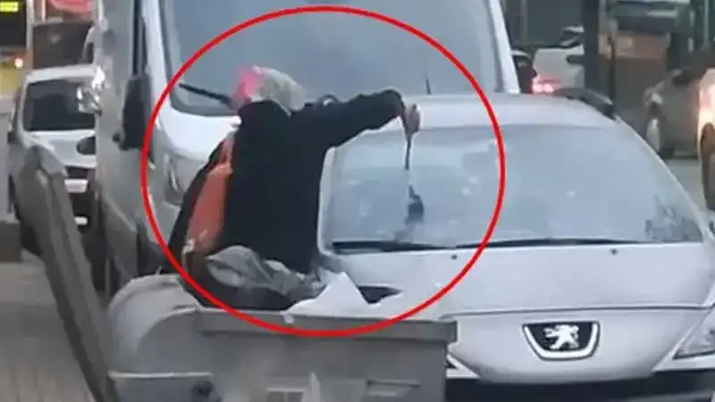 Tartıştığı kocasının otomobiline çekiçle zarar verdi