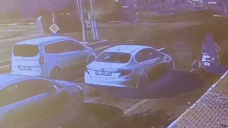 Hafif ticari araçla otomobil çarpıştı; 1’i bebek 3 yaralı