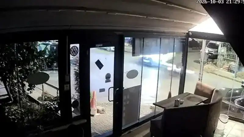 Ümraniye'de motosikletin hafif ticari araca çarptığı kaza kamerada