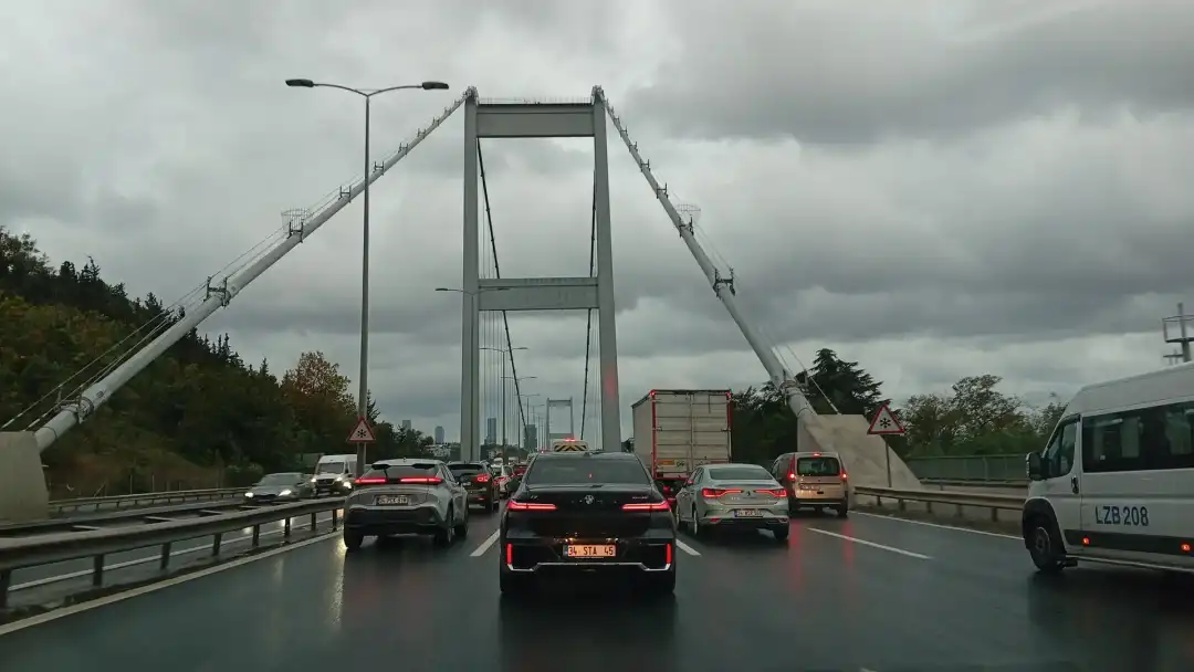 İstanbul'da haftanın ilk iş günü yağışın da etkisiyle trafik yoğunluğu oluştu