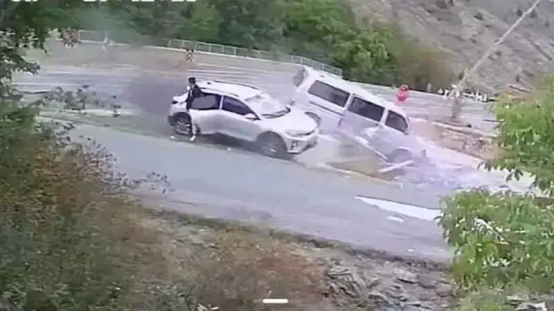 Gümüşhane'de minibüs ile otomobilin çarpıştığı kaza kamerada: 4 yaralı