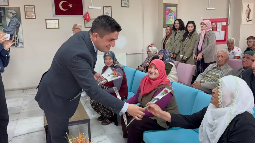Huzurevinde Yaşlılar Günü kutlaması