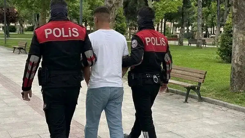 Manisa'da 152 yıl hapis cezasıyla aranan 17 yaşındaki firari yakalandı