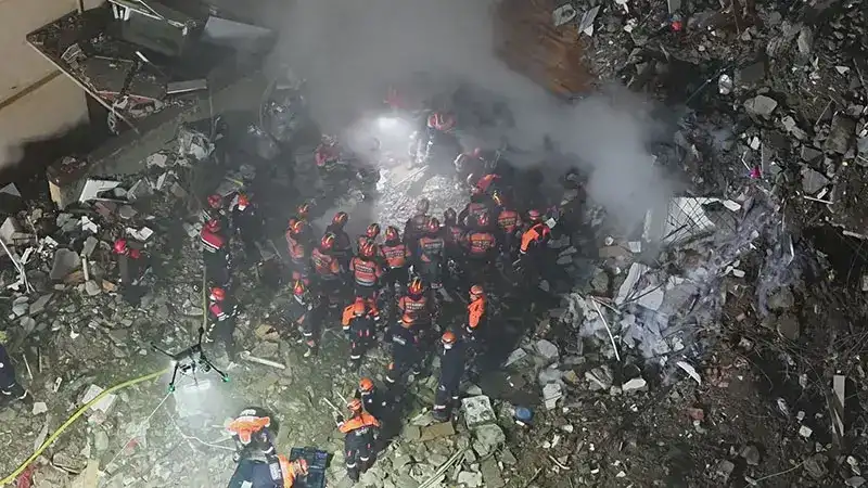 Maltepe'de enkaz altındaki 3 kişiyi arama çalışmaları havadan görüntülendi