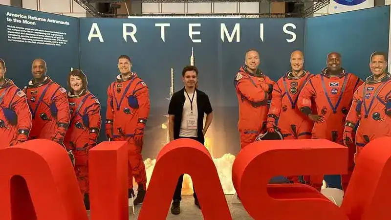 Yüksek lisans öğrencisi Kaan, 'astronomi eğitimi' üzerine araştırmasını, 'Uzay Kongresi'nde sundu