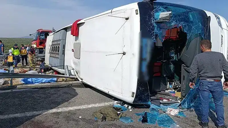 Manisa' da tur otobüsü ile TIR çarpıştı: 11 ölü, 27 yaralı