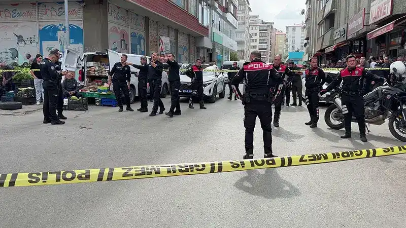 Babasını darbeden kişiye tabancayla bacağından yaraladı; o anlar kamerada