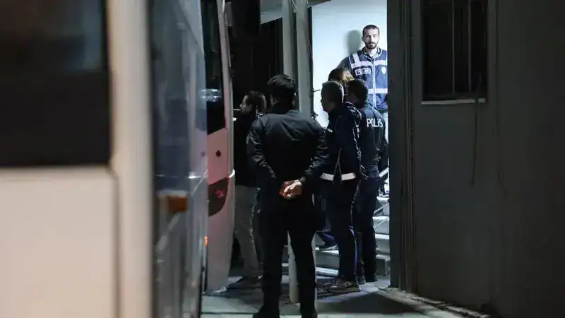 Bayraklı Belediyesi'ne yönelik operasyonda gözaltına alınan 43 şüpheli adliyede