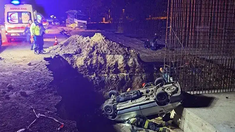 Otomobil, yol yapımı için kazılan çukura düştü; 1 ölü, 5 yaralı