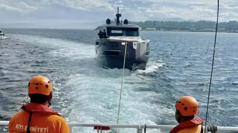 Çanakkale Boğazı'nda sürüklenen tekne kurtarıldı