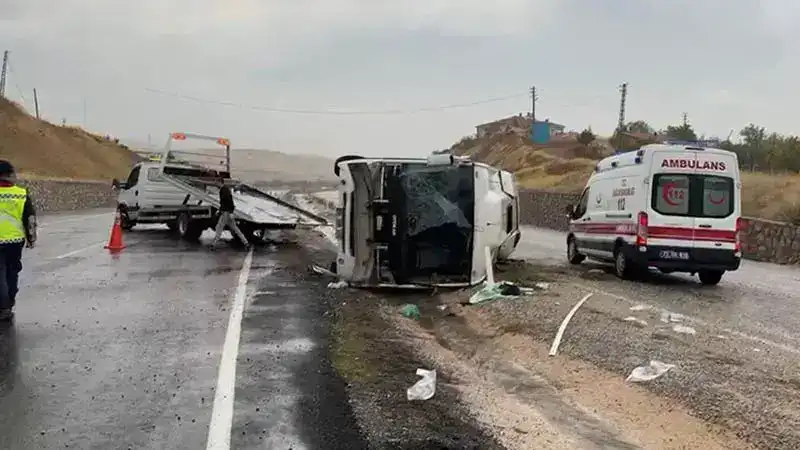 Kırıkkale'de servis midibüsü devrildi: 14 yaralı