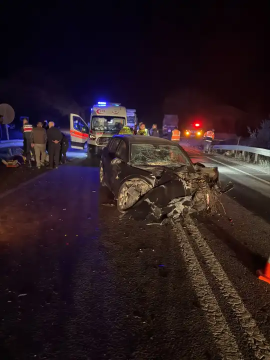 Otomobil ile TIR çarpıştı: 3 yaralı