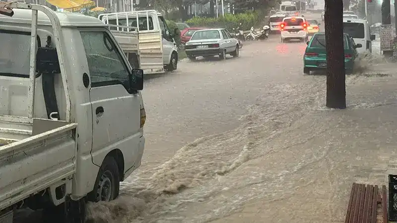 Antalya’nın Elmalı ilçesinde sağanak taşkına yol açtı