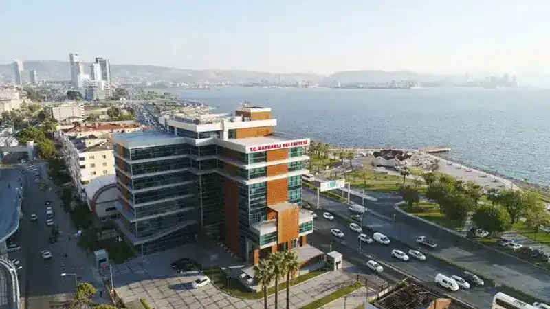 Bayraklı Belediyesi’ne operasyon: 45 gözaltı