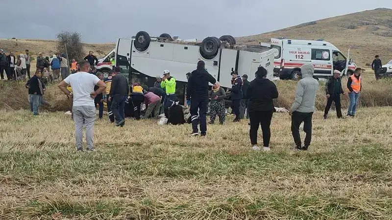 Afyonkarahisar'da midibüs, şarampole devrildi: 25 yaralı
