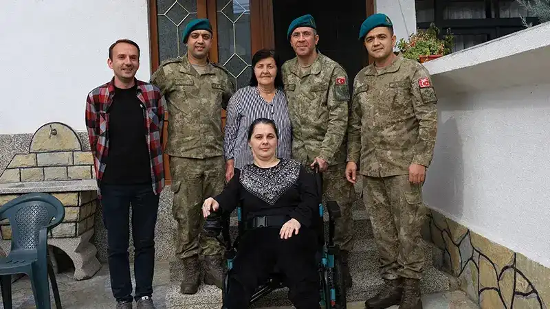 Mehmetçik'ten Kosova’da özel gereksinimli bireye akülü tekerlekli sandalye