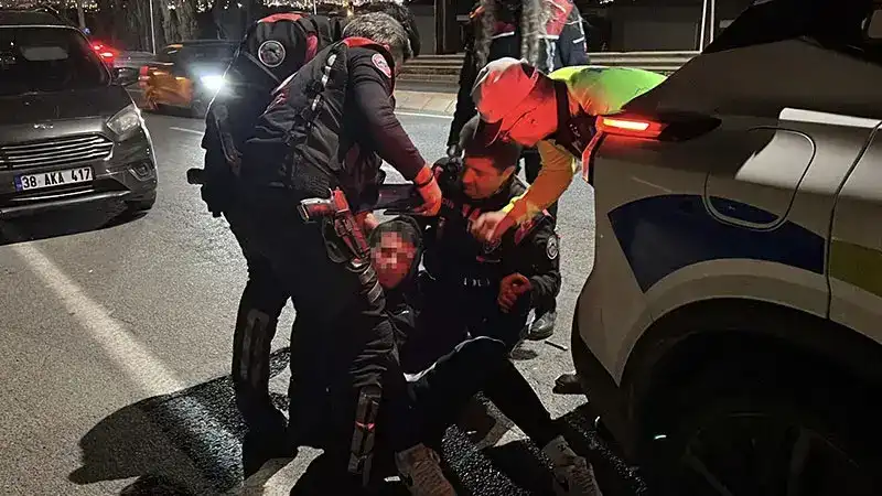 Polisten kaçan ehliyetsiz sürücüye 335 bin lira ceza kesilince, ‘Dershane param gidecek’ diye ağladı