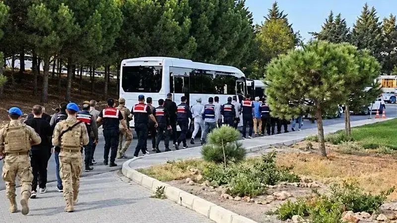 Çeşme Belediyesi'ne operasyonda şüpheliler adliyede
