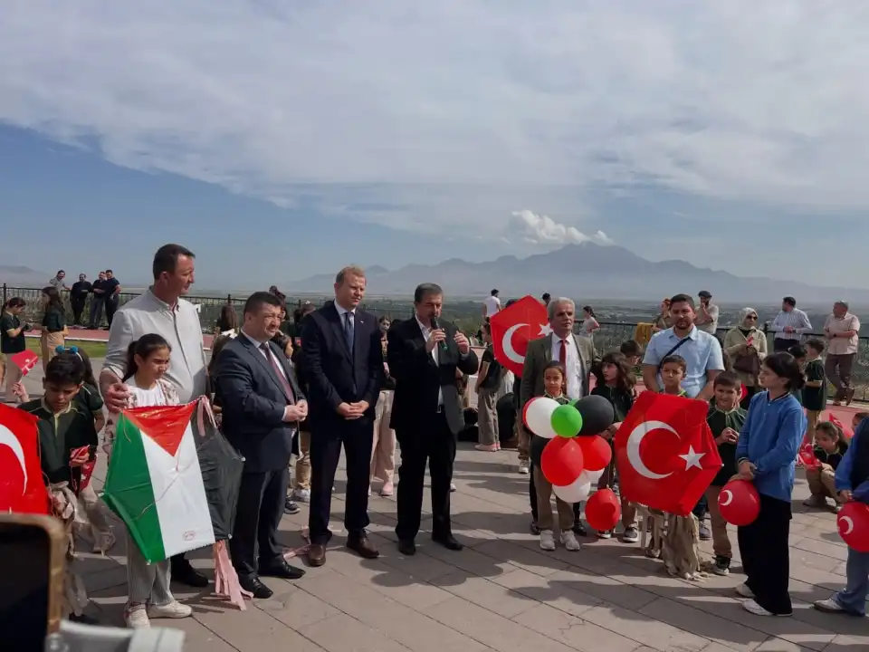 Kayseri’de öğrenciler, uçurtmalarını Gazzeli çocuklar için uçurdu